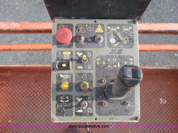 image for item E4639 2000 JLG 33RTS scissor lift