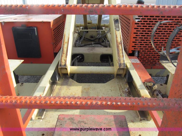 image for item E4639 2000 JLG 33RTS scissor lift