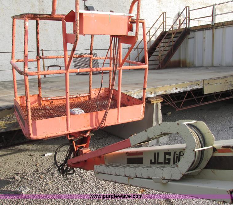 image for item F5461 1989 JLG 33HA articulated electric boom lift