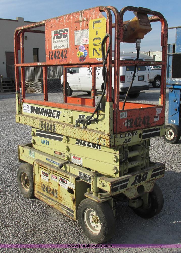 image for item F5466 JLG Commander CM1732 electric scissor lift