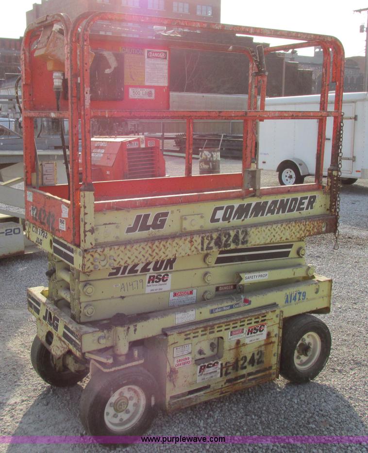 image for item F5466 JLG Commander CM1732 electric scissor lift