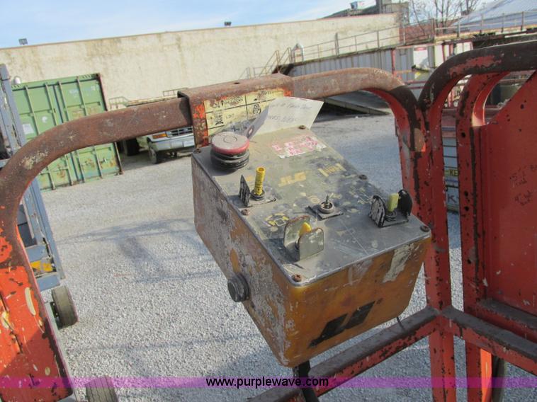 image for item F5466 JLG Commander CM1732 electric scissor lift