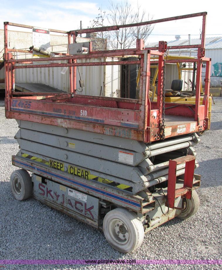 image for item F5467 1994 Sky Jack II SJ4626 scissor lift