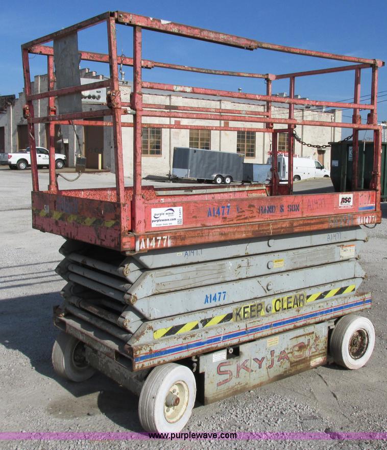 image for item F5471 1994 Sky Jack II 4626 scissor lift