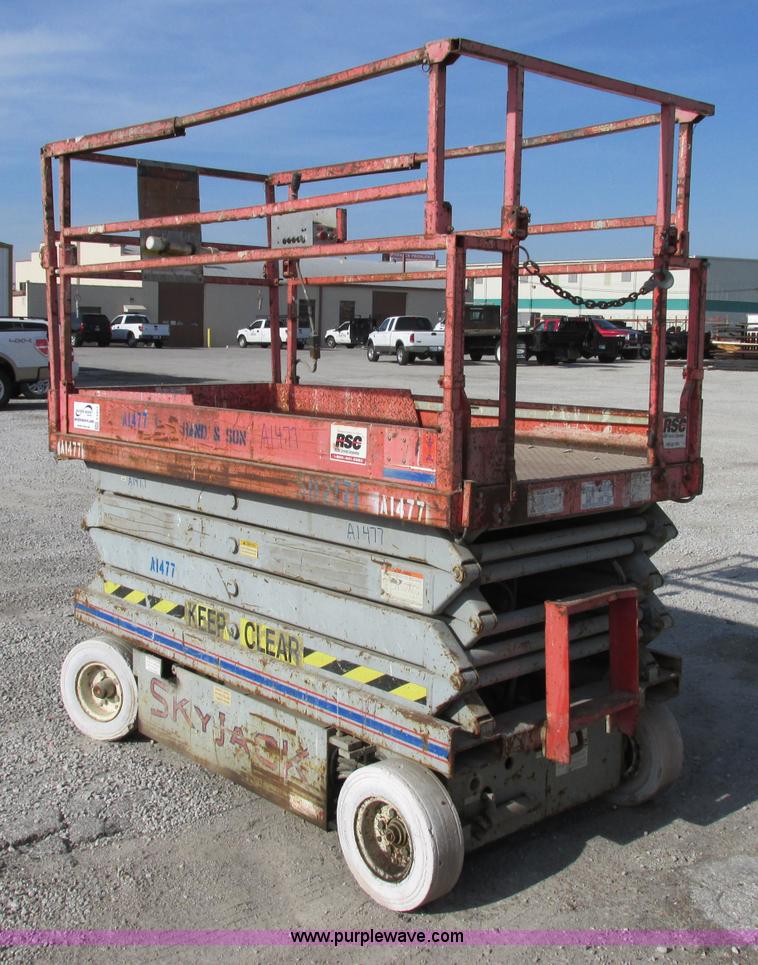 image for item F5471 1994 Sky Jack II 4626 scissor lift