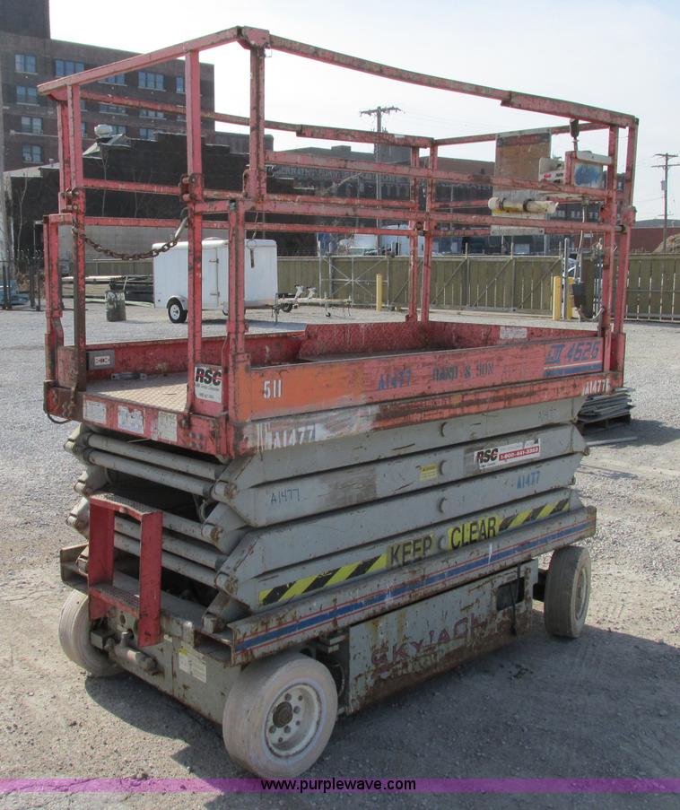 image for item F5471 1994 Sky Jack II 4626 scissor lift