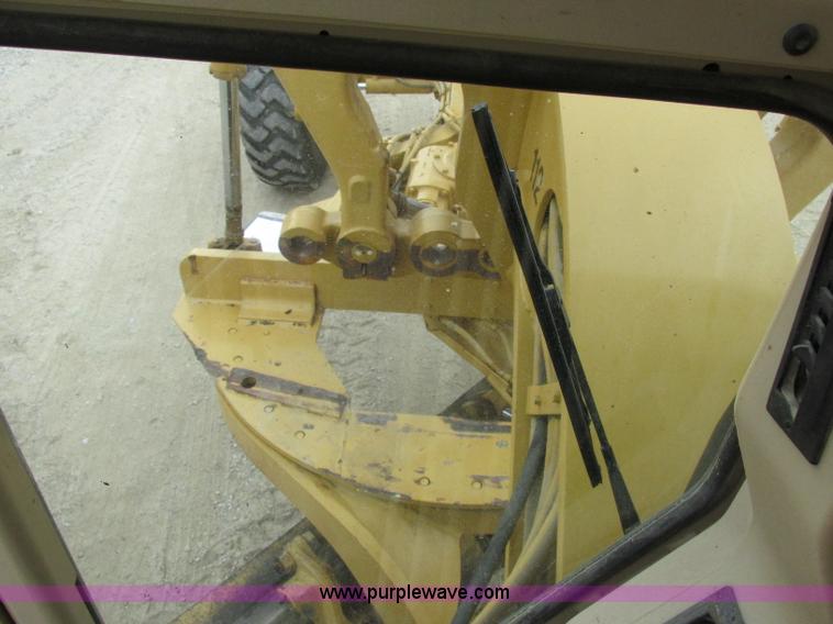image for item F5472 1999 Caterpillar 140H articulated motor grader