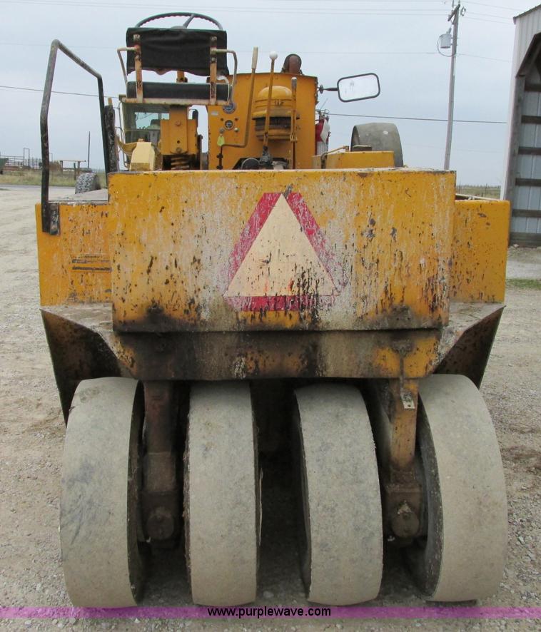 image for item F5473 Tampo SP312 pneumatic roller