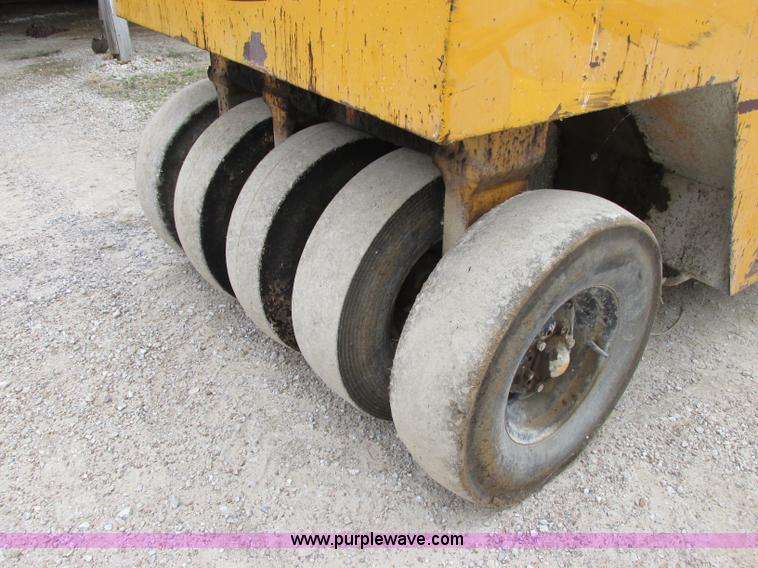 image for item F5473 Tampo SP312 pneumatic roller