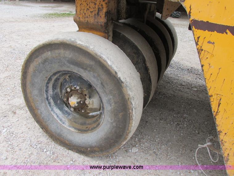 image for item F5473 Tampo SP312 pneumatic roller