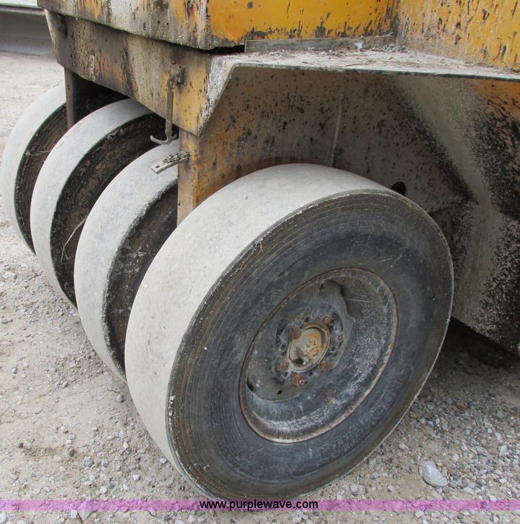 image for item F5473 Tampo SP312 pneumatic roller