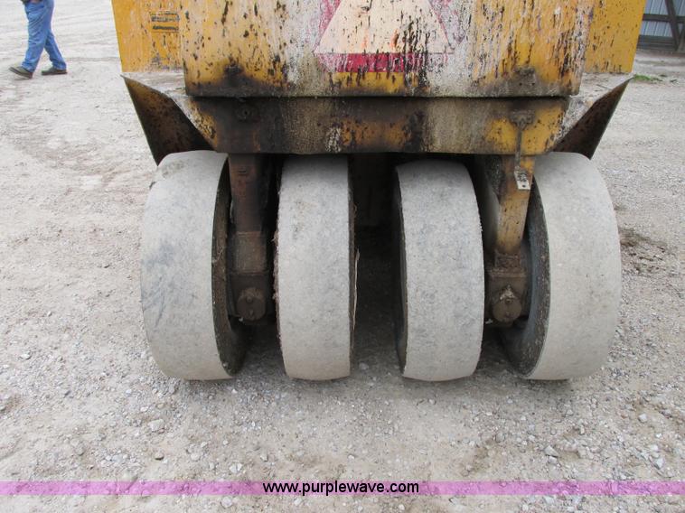 image for item F5473 Tampo SP312 pneumatic roller