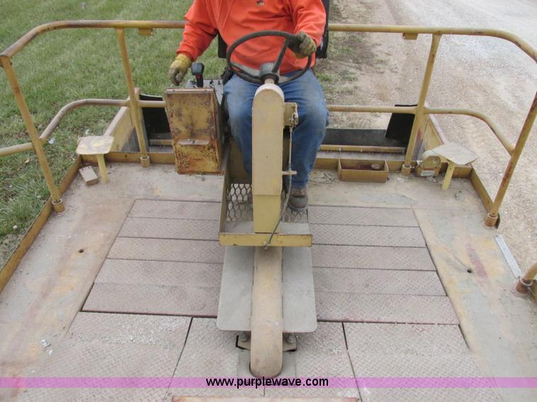 image for item F5475 Etnyre chip spreader