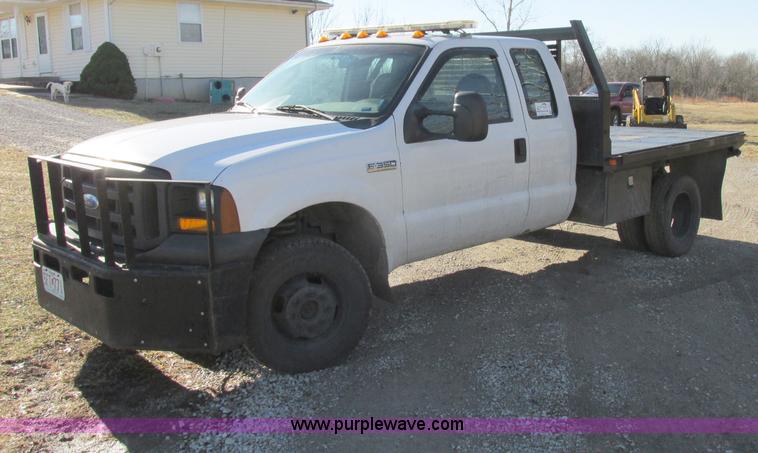 image for item F5480 2006 Ford F350 Super Duty XL SuperCab flatbed pickup truck