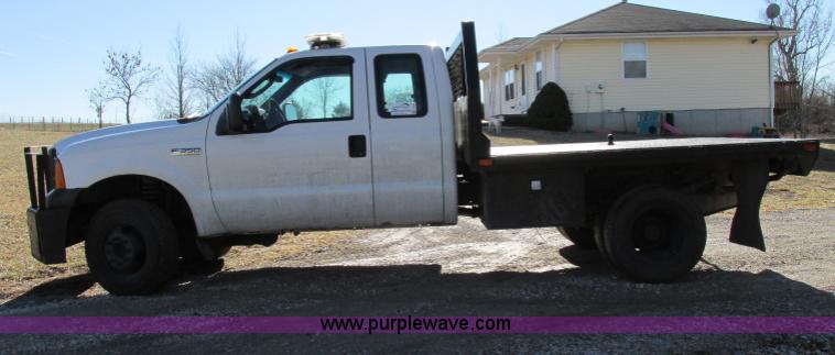 image for item F5480 2006 Ford F350 Super Duty XL SuperCab flatbed pickup truck