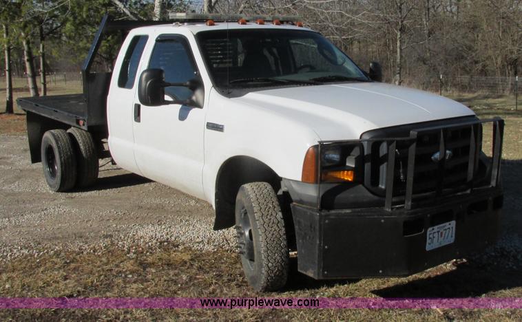 image for item F5480 2006 Ford F350 Super Duty XL SuperCab flatbed pickup truck