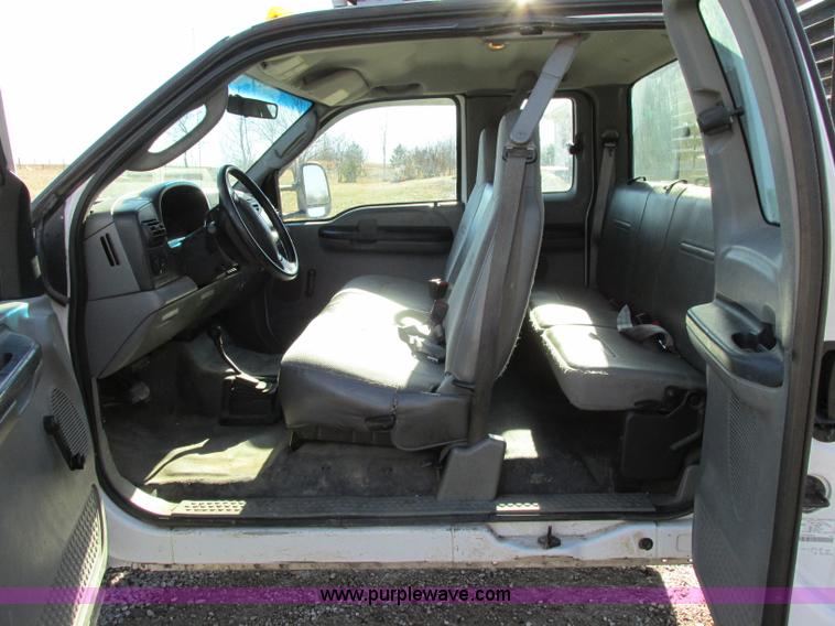 image for item F5480 2006 Ford F350 Super Duty XL SuperCab flatbed pickup truck