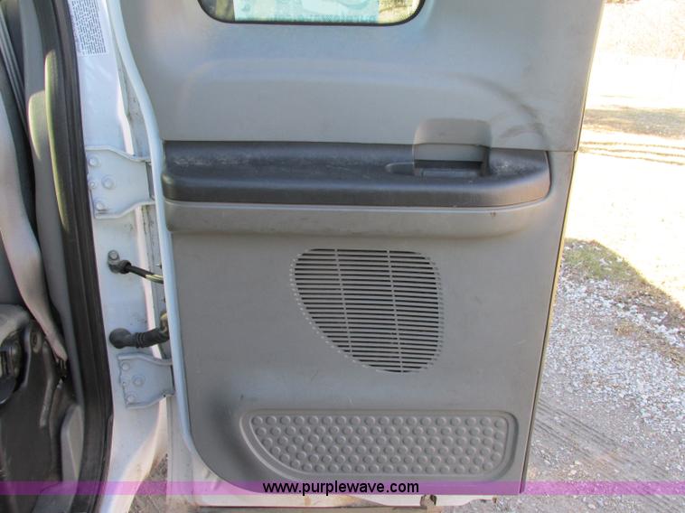 image for item F5480 2006 Ford F350 Super Duty XL SuperCab flatbed pickup truck