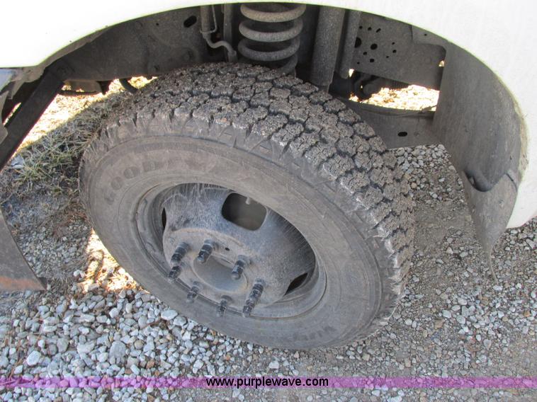 image for item F5480 2006 Ford F350 Super Duty XL SuperCab flatbed pickup truck