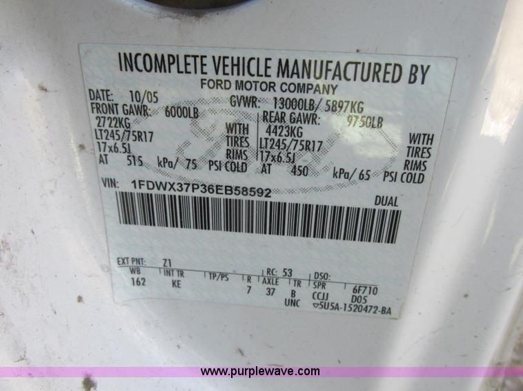 image for item F5480 2006 Ford F350 Super Duty XL SuperCab flatbed pickup truck