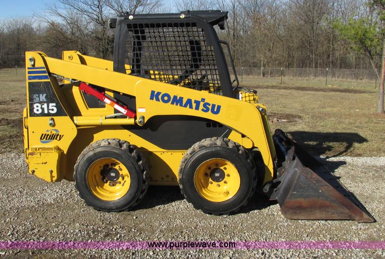 image for item F5481 2005 Komatsu SK815 skid steer