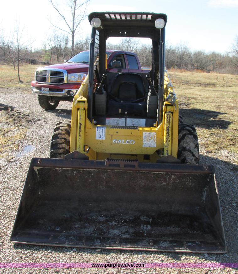 image for item F5481 2005 Komatsu SK815 skid steer