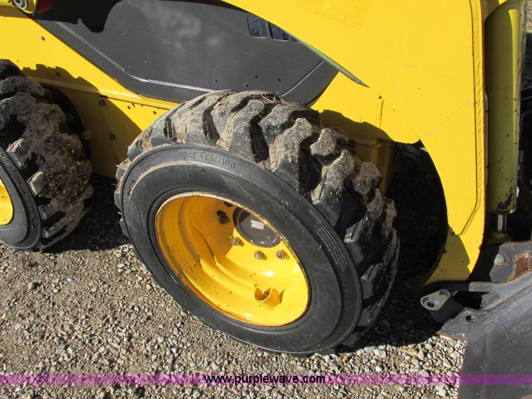 image for item F5481 2005 Komatsu SK815 skid steer