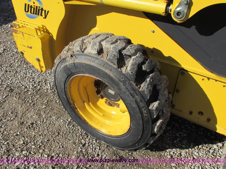image for item F5481 2005 Komatsu SK815 skid steer