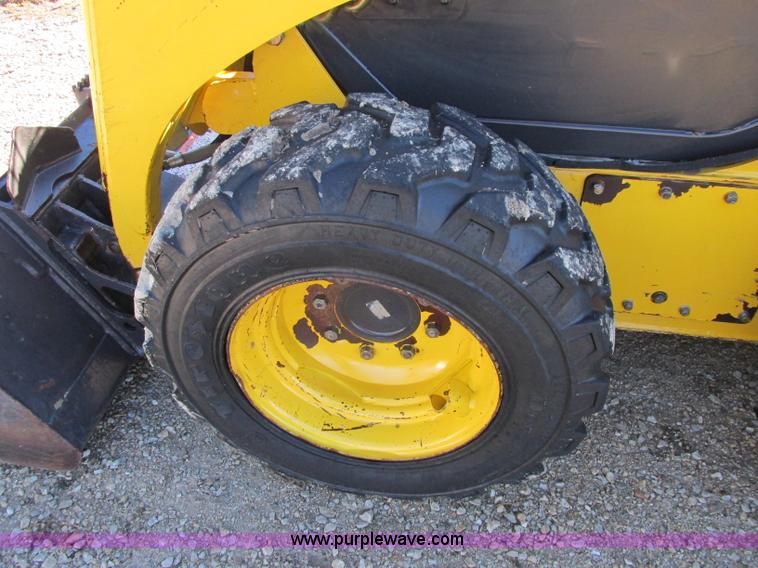 image for item F5481 2005 Komatsu SK815 skid steer