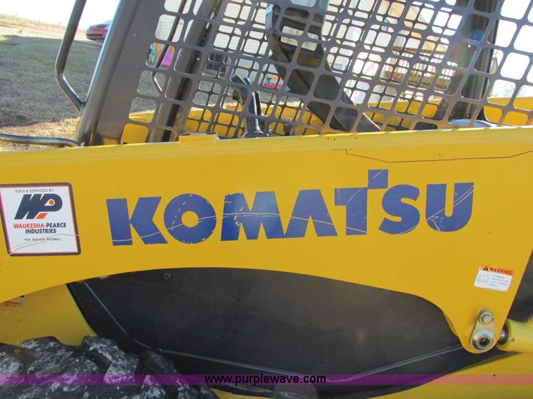 image for item F5481 2005 Komatsu SK815 skid steer