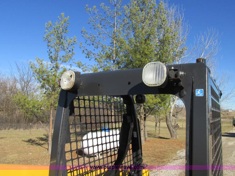 image for item F5481 2005 Komatsu SK815 skid steer