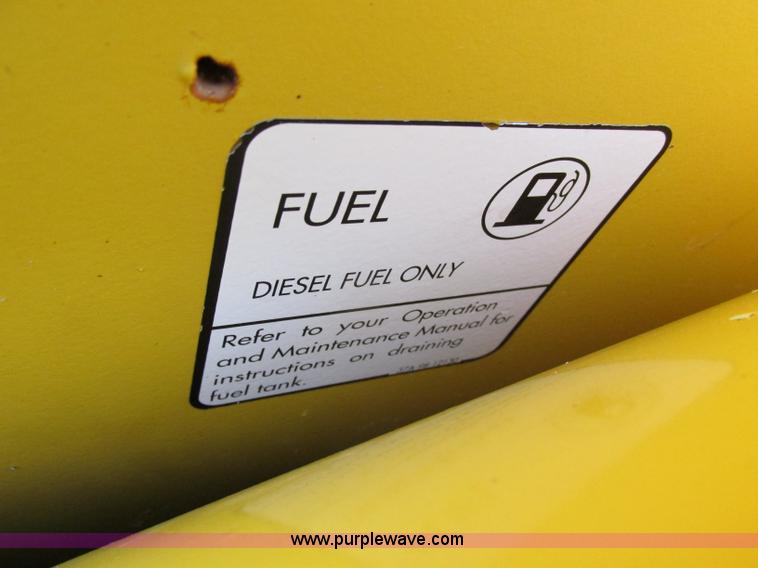 image for item F5481 2005 Komatsu SK815 skid steer