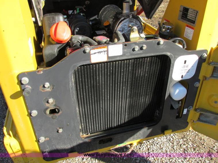 image for item F5481 2005 Komatsu SK815 skid steer