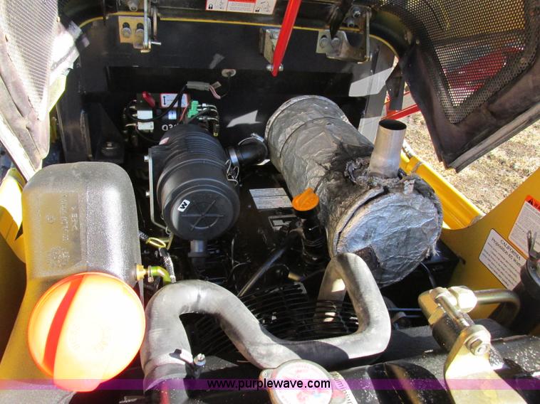 image for item F5481 2005 Komatsu SK815 skid steer