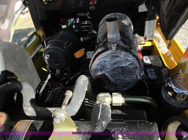 image for item F5481 2005 Komatsu SK815 skid steer