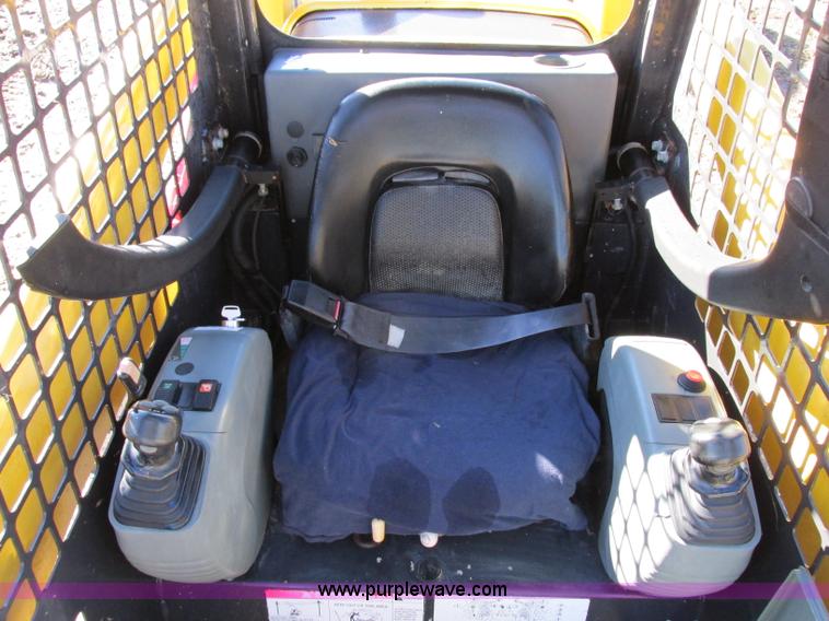 image for item F5481 2005 Komatsu SK815 skid steer