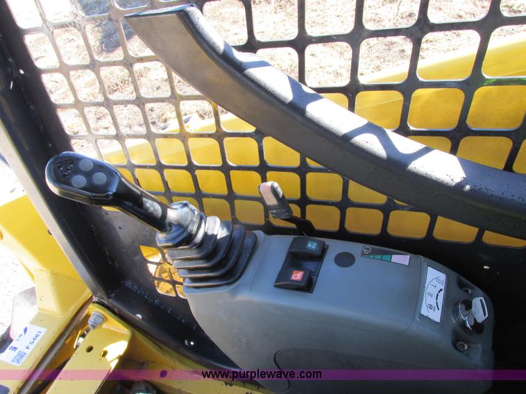 image for item F5481 2005 Komatsu SK815 skid steer
