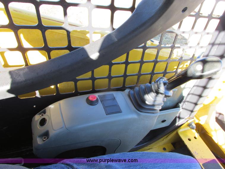 image for item F5481 2005 Komatsu SK815 skid steer