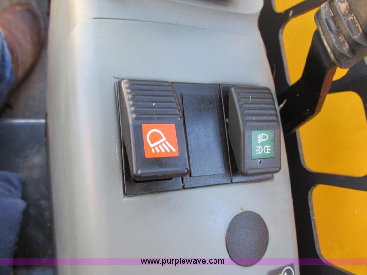 image for item F5481 2005 Komatsu SK815 skid steer