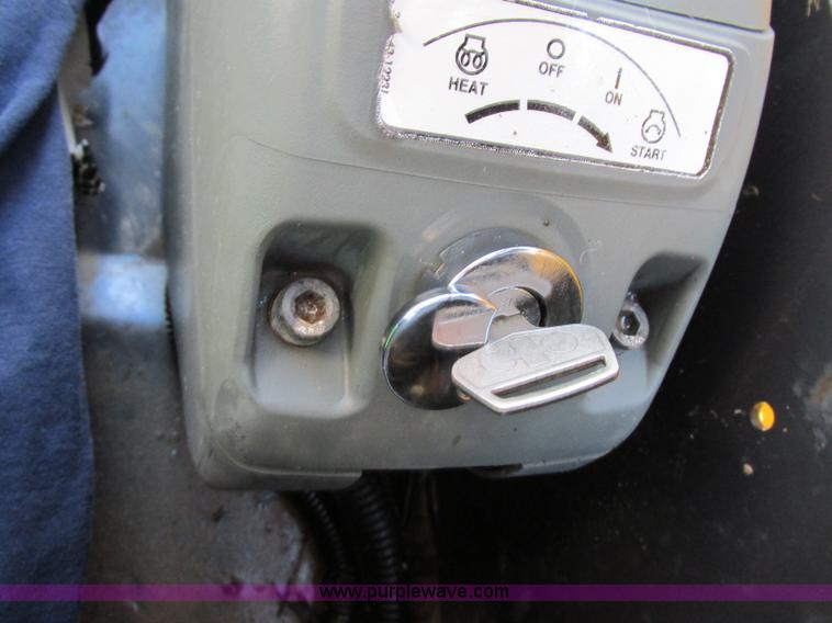 image for item F5481 2005 Komatsu SK815 skid steer