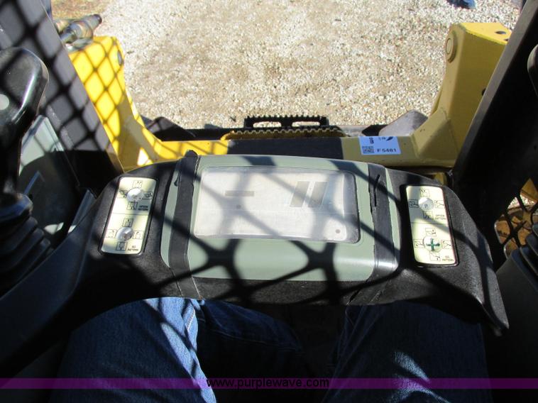 image for item F5481 2005 Komatsu SK815 skid steer