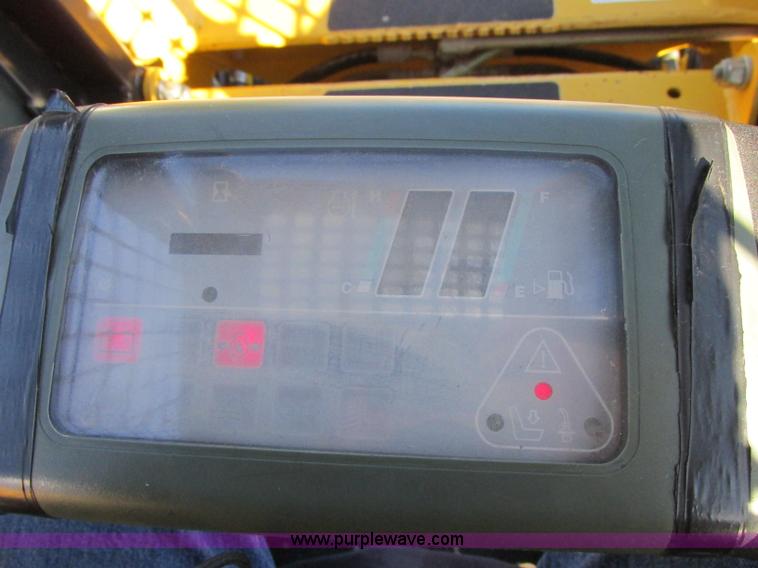 image for item F5481 2005 Komatsu SK815 skid steer