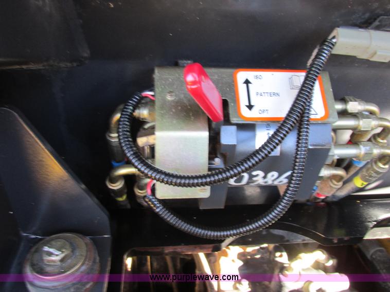 image for item F5481 2005 Komatsu SK815 skid steer