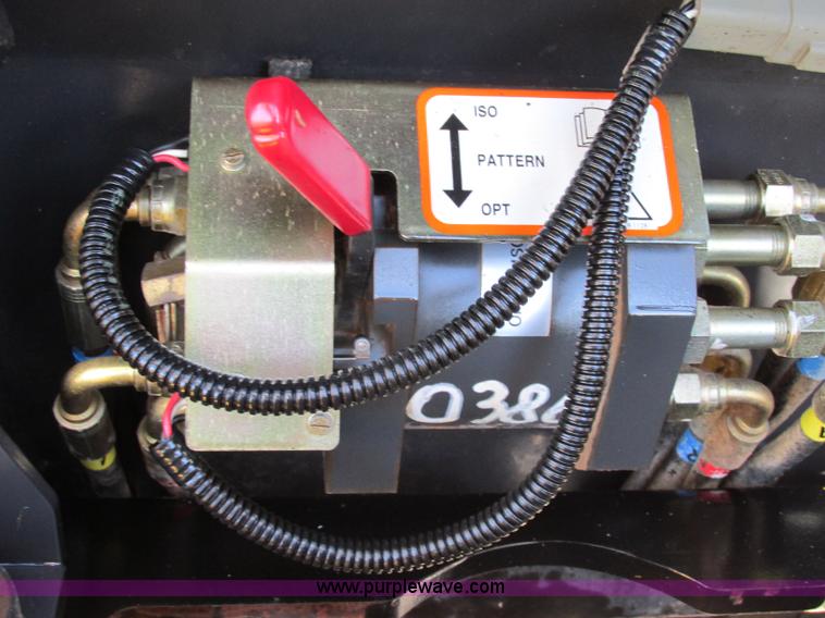 image for item F5481 2005 Komatsu SK815 skid steer