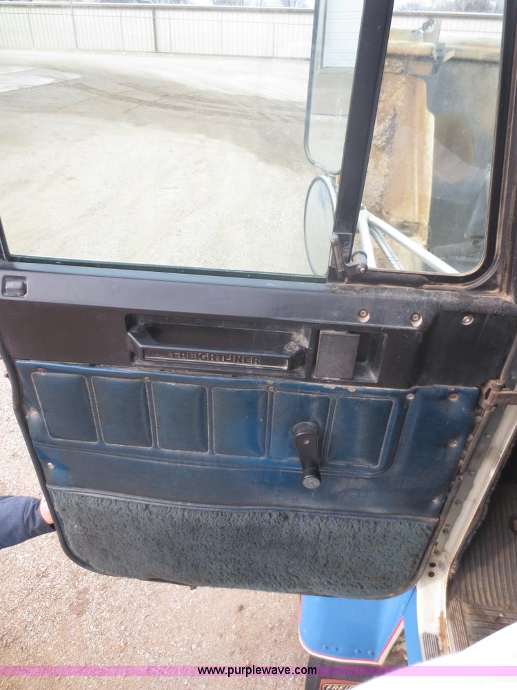 image for item F6745 1986 Freightliner FLC-64T dump truck