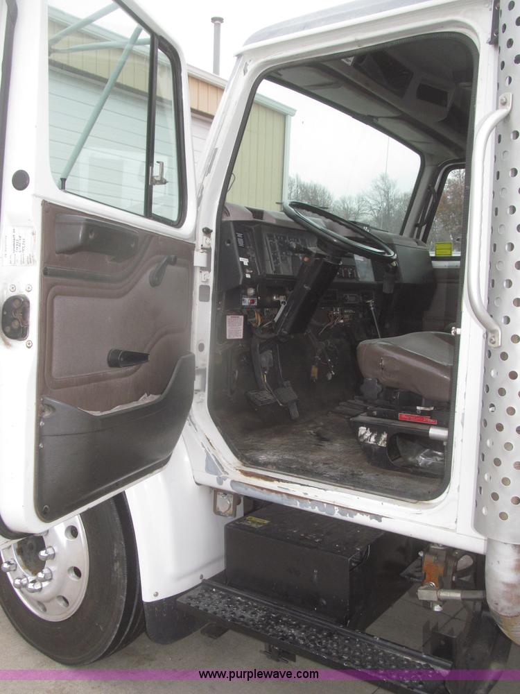 image for item F7218 1998 International 810 low profile dump truck