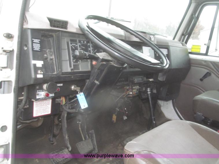 image for item F7218 1998 International 810 low profile dump truck