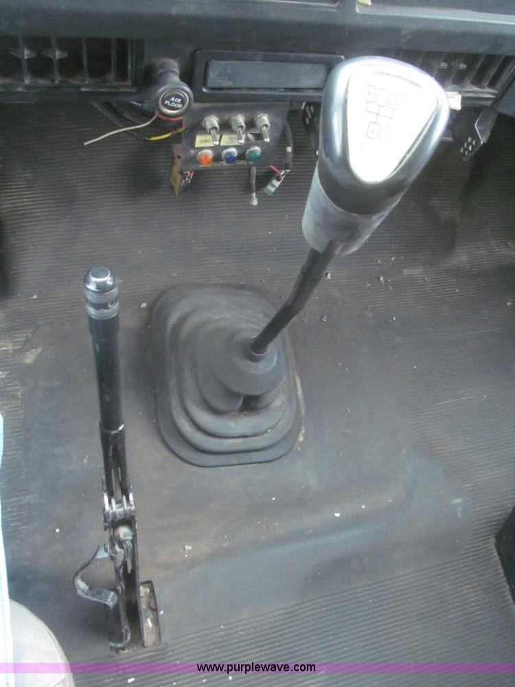 image for item F7218 1998 International 810 low profile dump truck