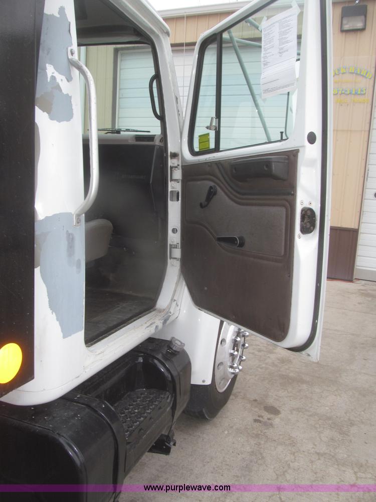 image for item F7218 1998 International 810 low profile dump truck