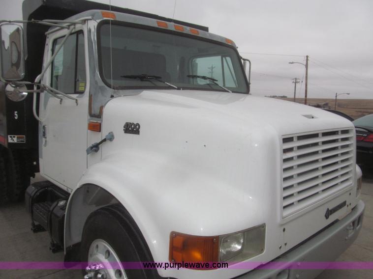 image for item F7218 1998 International 810 low profile dump truck